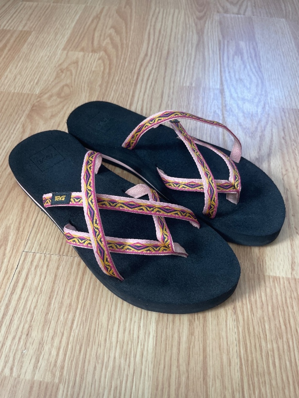 Teva Olowahu Pink & Gold Strappy Sandals / Flip Flops Size 9